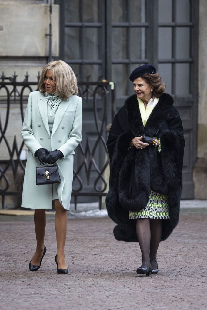 Victoria y Sofia de Suecia, dos estilos contrarios y de tendencia en su cita con Brigitte Macron