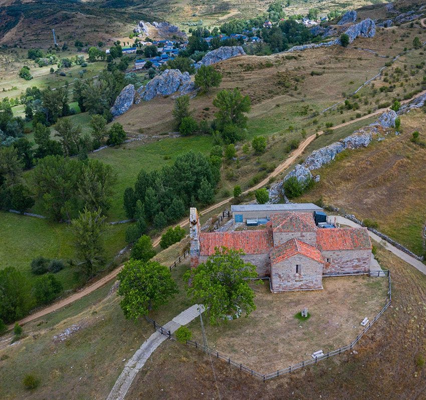 Panorámica de la iglesia de San Claudio en Torrebarrio en San Emiliano., Babia