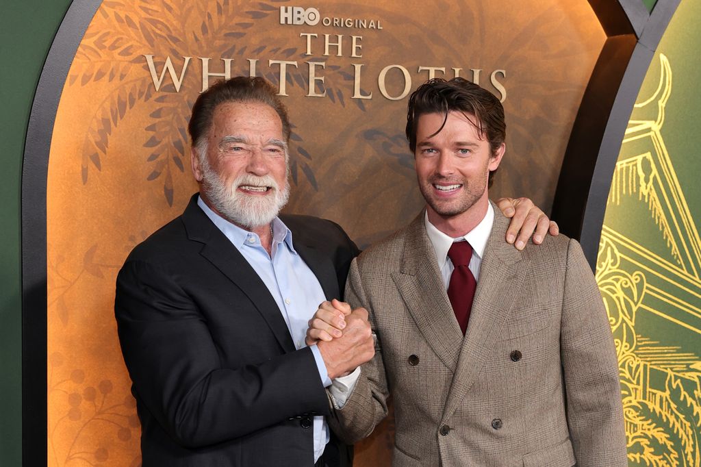 Patrick Schwarzenegger y su padre, Arnold Schwarzenegger, en el estreno de la tercera temporada de 'The White Lotus' en Los Ángeles