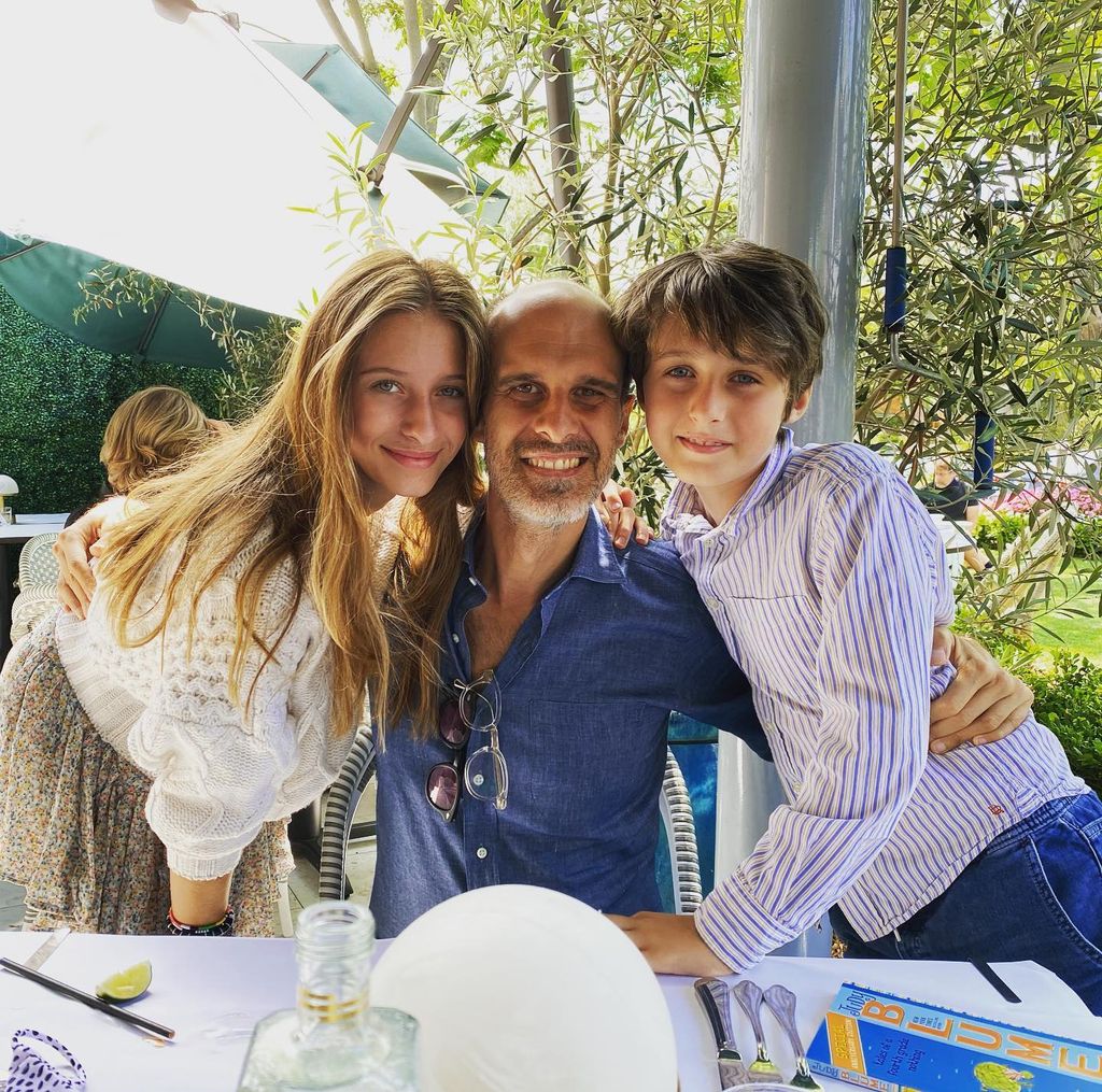 Edoardo Ponti con sus dos hijos 