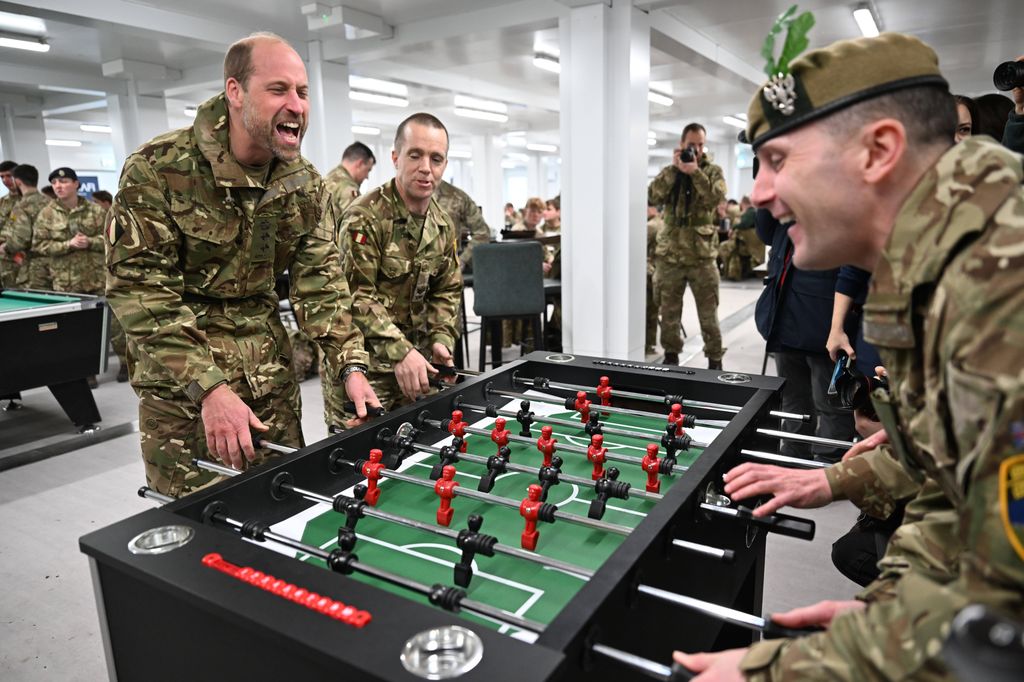 El príncipe Guillermo en un campamento militar en Estonia