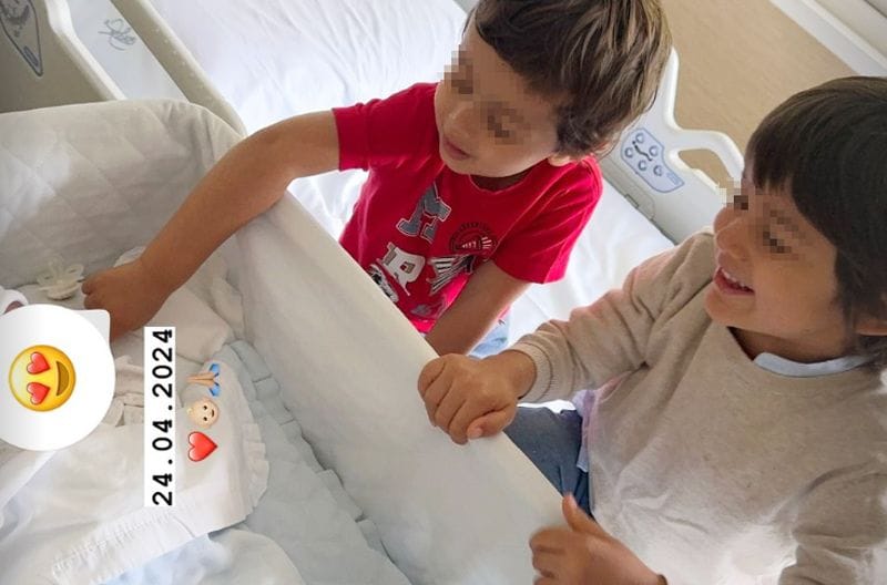 Los hijos mayores de Ana Boyer y Fernando Verdasco conociendo a su hermanito recién nacido