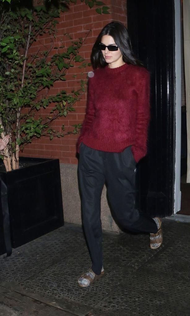 Kendall Jenner con sandalias y medias