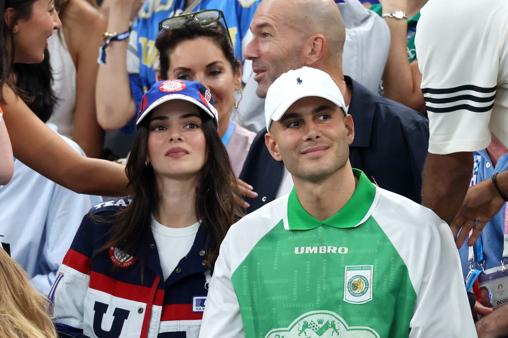 Kendall Jenner y Fai Khadra el 1 de agosto de 2024 viendo a Simon Biles en los Juegos Olímpicos de París