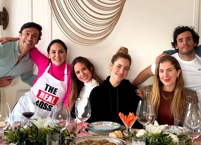 Tamara Falcó, Íñigo Onieva y Alejandra Onieva con amigos