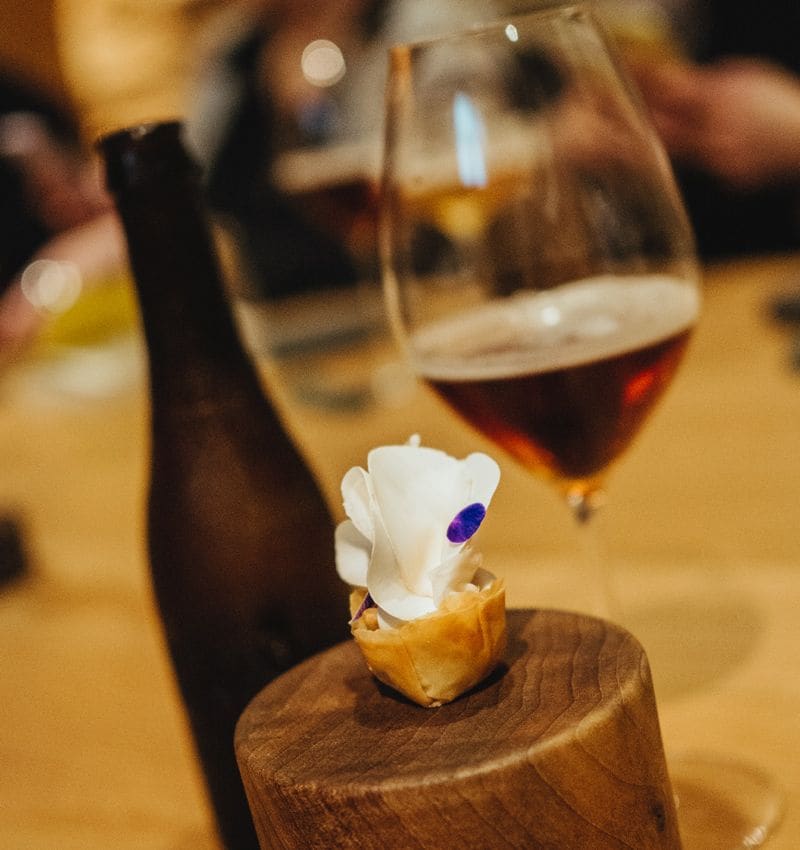 Tartaleta de aceituna negra, piñón, foie y champiñón, con cerveza criada en barrica de amontillado