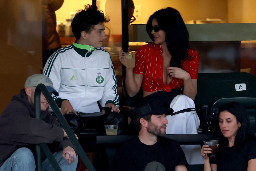 Timothee Chalamet y Kylie Jenner asisten a un partido durante el BNP Paribas Open en el Indian Wells Tennis Garden el 09 de marzo de 2025 en Indian Wells, California.