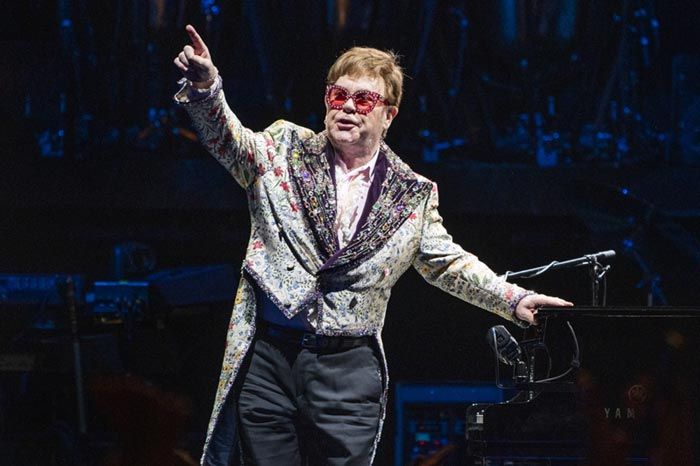 Elton John en un concierto
