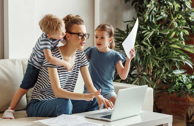 mujer teletrabajo casa