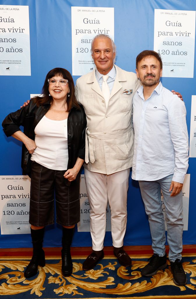 El doctor con Loles León y José Mota, en la presentación de su libro