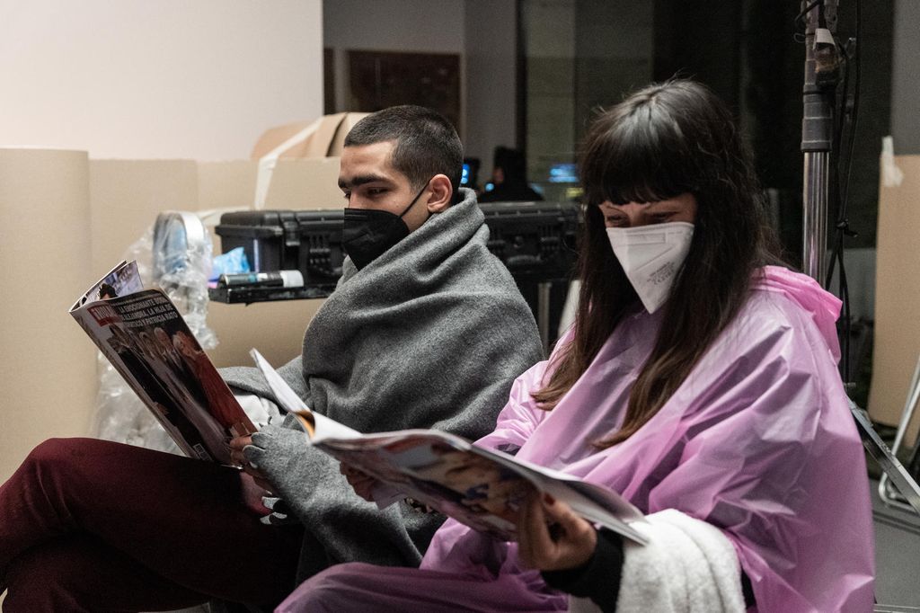 Omar Ayuso preparando una escena con mascarilla durante la crisis sanitaria