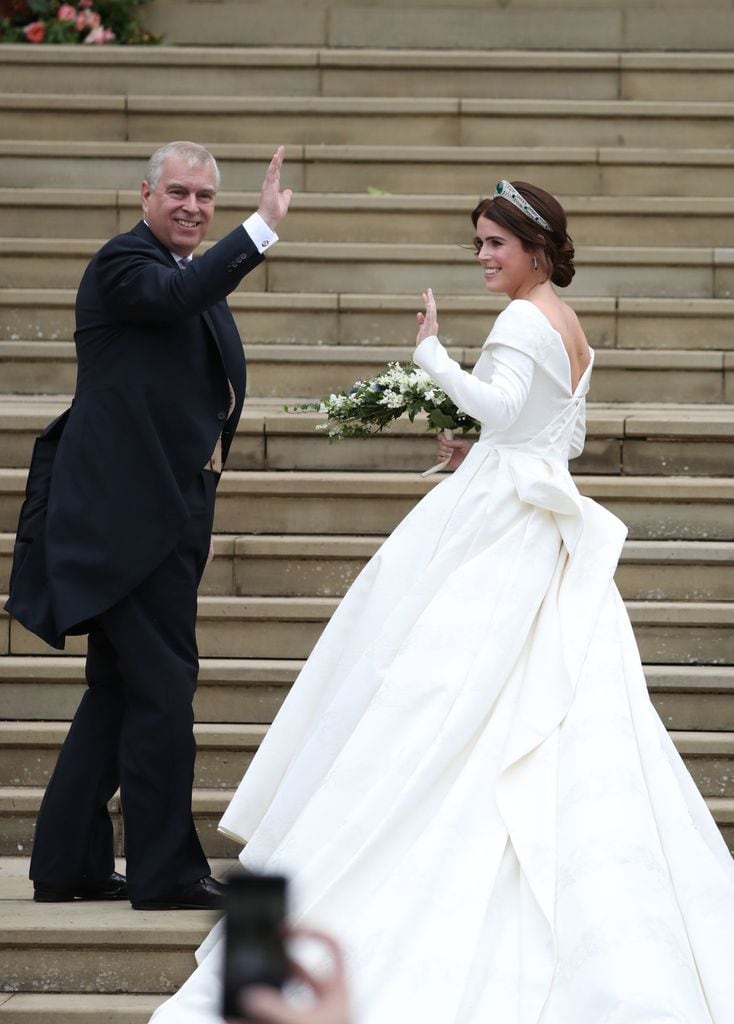 Eugenia de York llega a su boda acompañada por su padre, el príncipe Andrés 