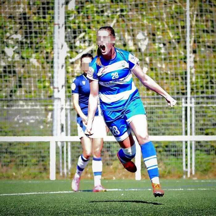 Naia jugando al fútbol