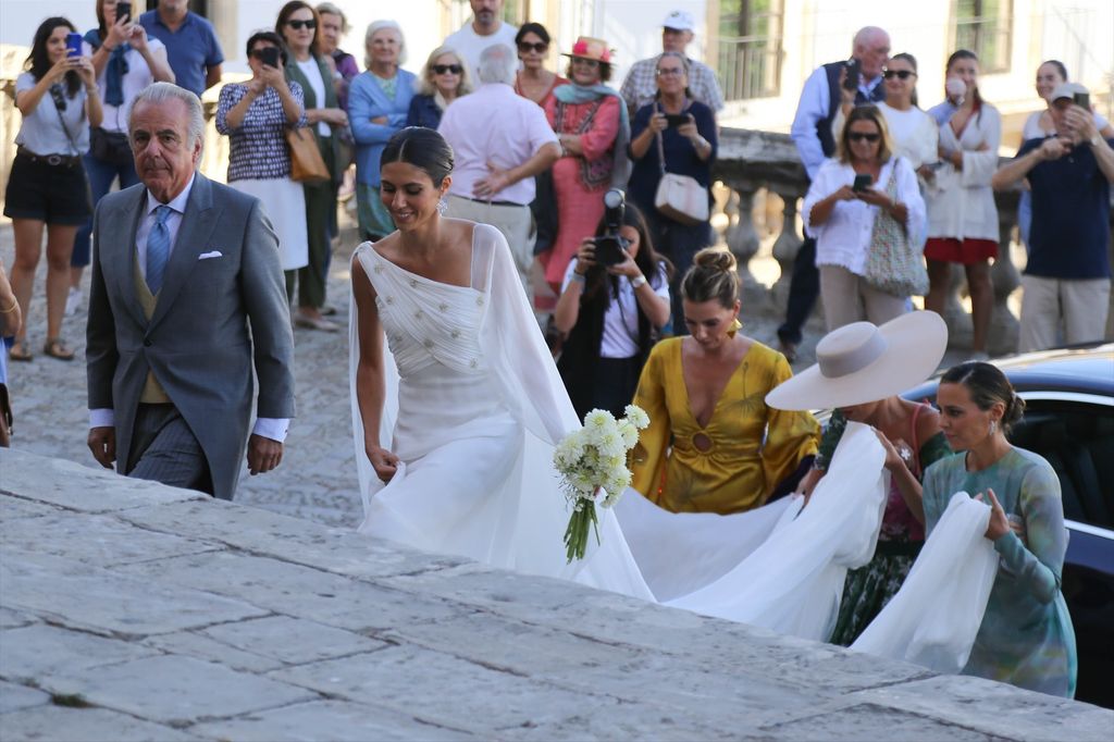 Many curious onlookers have crowded the doors of the cathedral since early in the morning to see up close the bride and her family, who arouses so much affection in our country. 