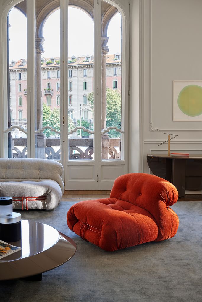 Sillón ‘Soriana’, de Cassina tapizado en una tela de color caldera