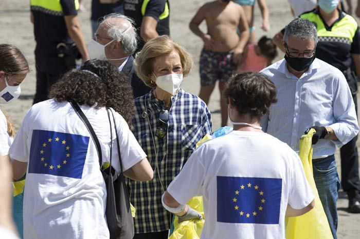 La reina Sofía viaja a Málaga para colaborar en una recogida de residuos