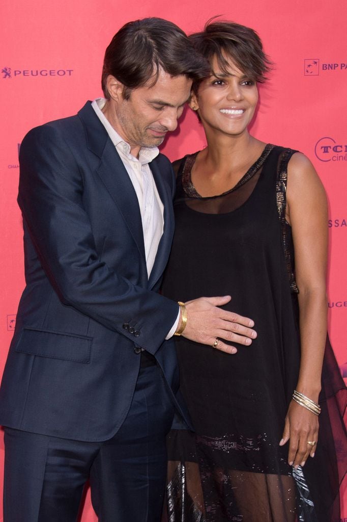 Olivier Martinez y Halle Berry, embarazada, en el estreno de Toiles Enchantees en el festival de cine de Champs Elysees, en Paris en 2013