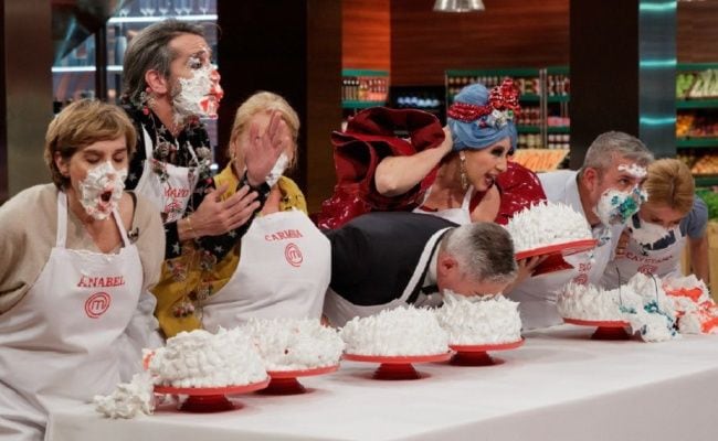 Los concursantes de 'MasterChef' ensuciados de tarta 