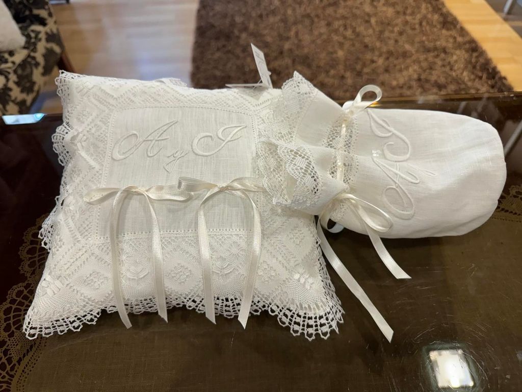 Cojín con encaje y bordados para arras de boda