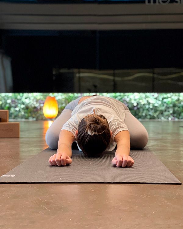 ejercicio dolores espalda suelo yoga