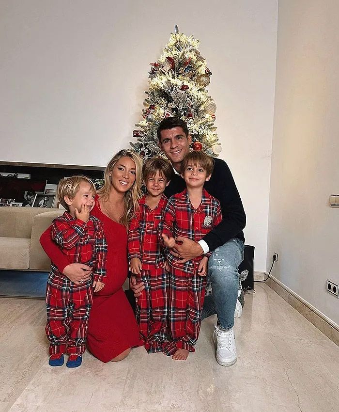 Alice Campello y Álvaro Morata con sus tres hijos