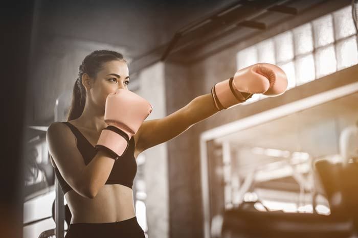 mujer boxeando