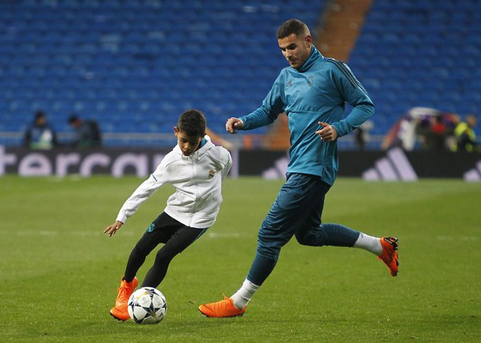 Cristiano Jr. con el madridista Theo Hernández