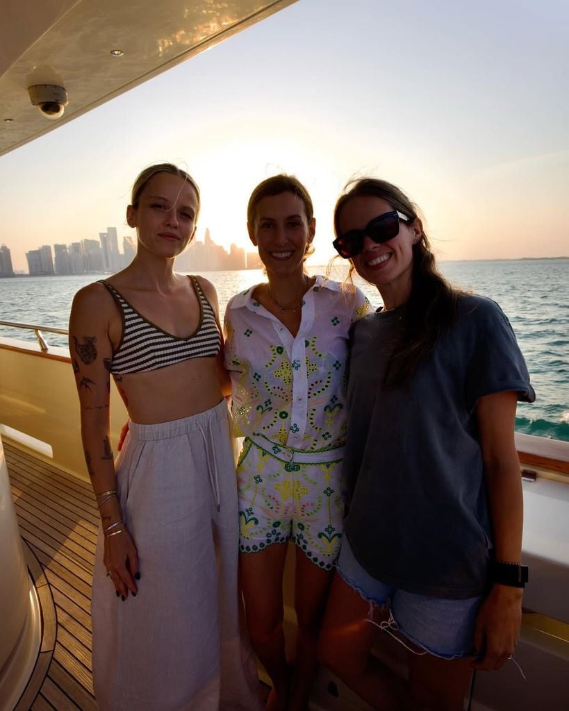 Ana Boyer con sus amigas en Doha