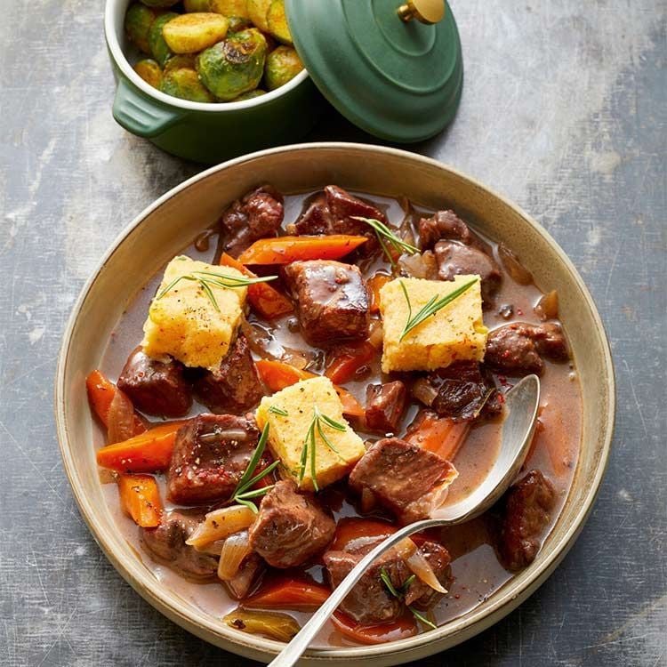 'Goulash' de jabalí con polenta y coles de Bruselas