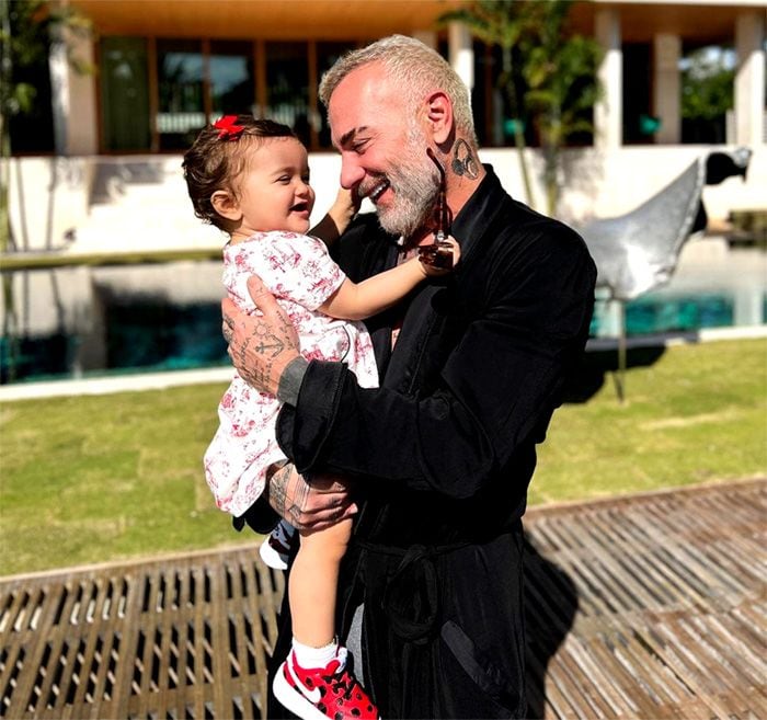 Gianluca Vacchi con su hija