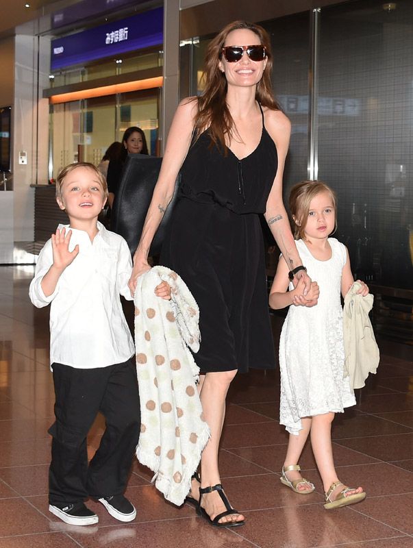 Angelina Jolie con sus hijas Shiloh y Vivienne 