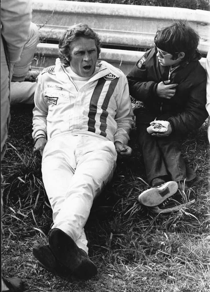 Steve McQueen junto a su hijo Chad 