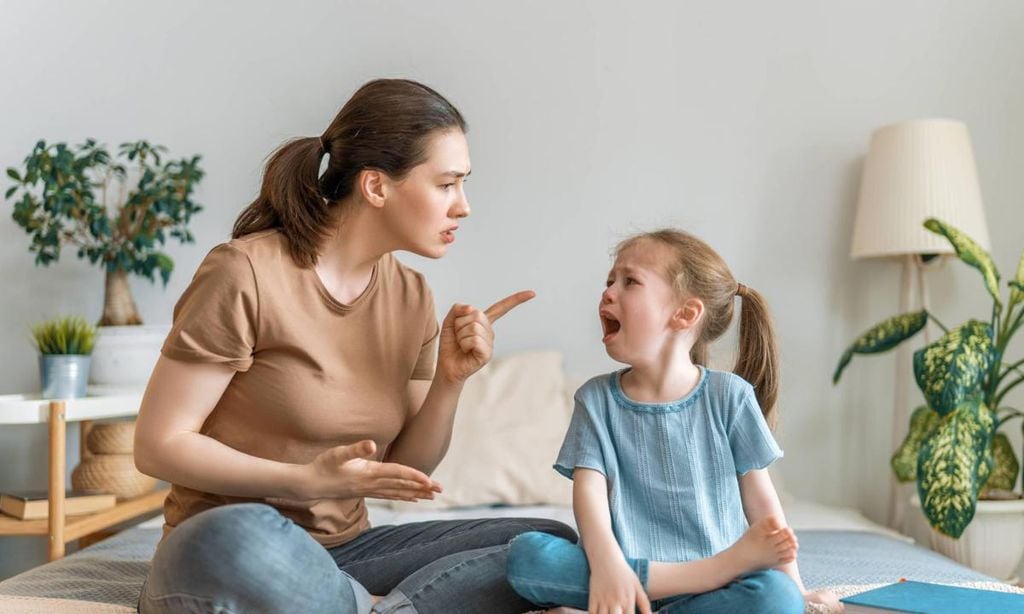 madre echando bronca a su hija