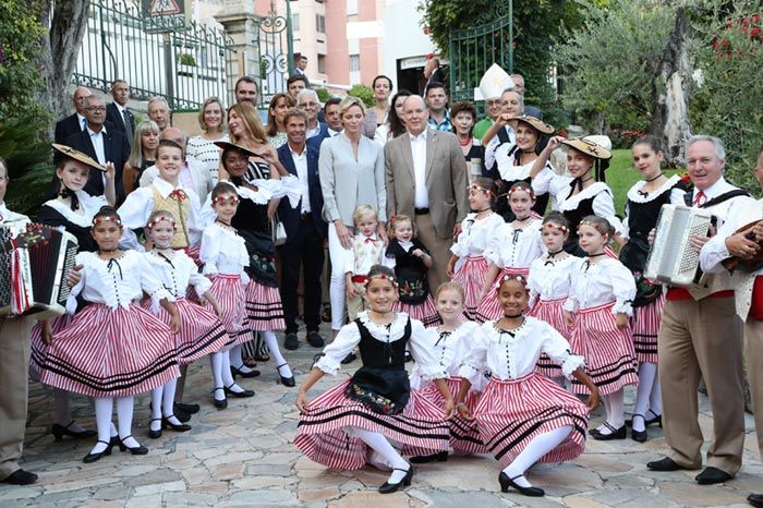 Alberto y Charlene de Mónaco con sus hijos