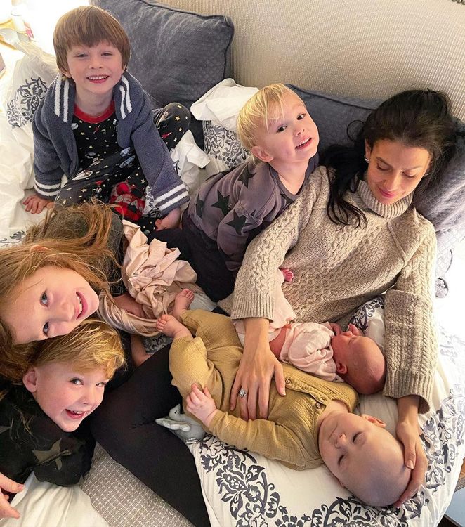 Hilaria Baldwin con sus seis hijos