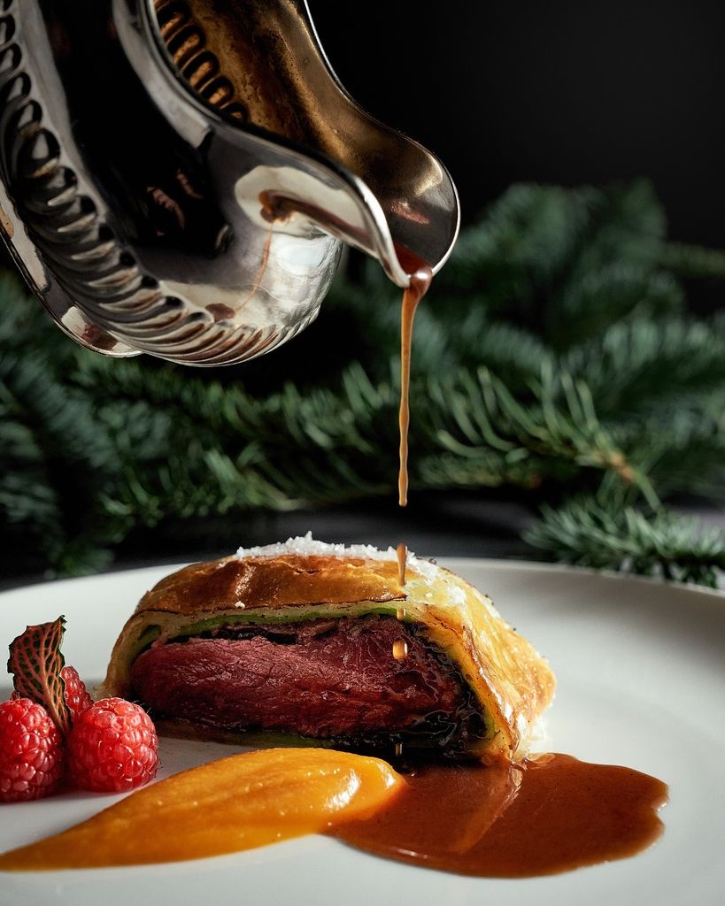 Corzo Wellington con duxelle de foie, demi-glace de su jugo y frutos rojos