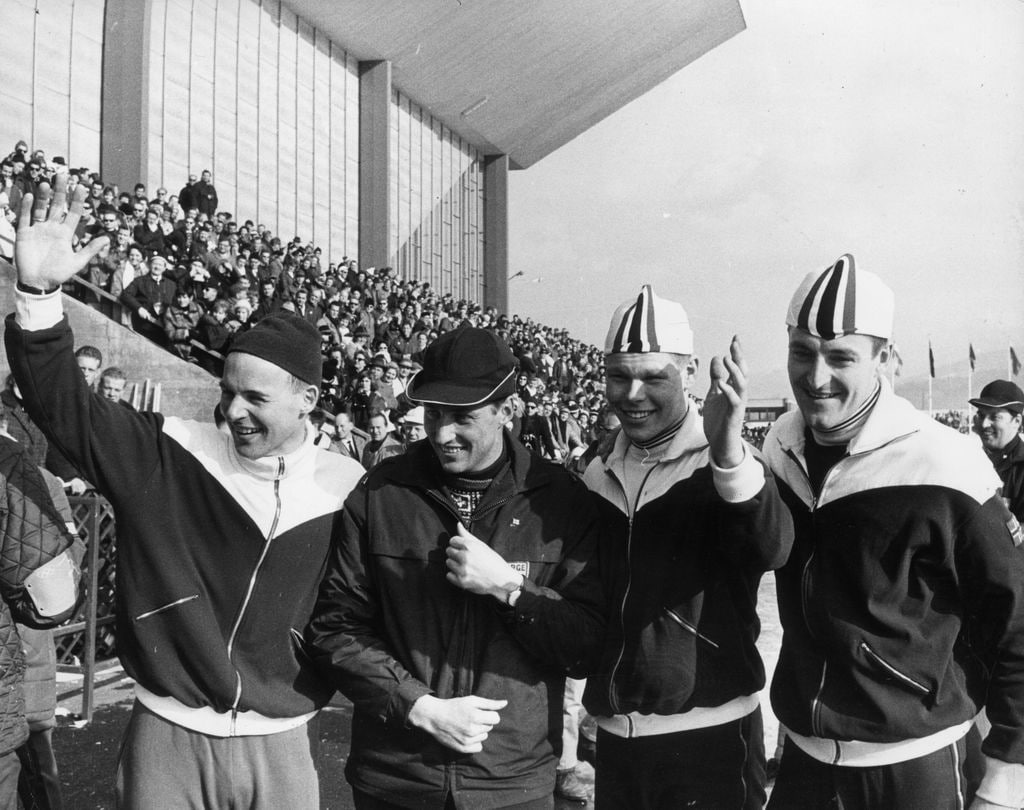 En 1964, el entonces príncipe Harald de Noruega (segundo desde la izquierda) en las Olimpiadas de Invierno en Austria