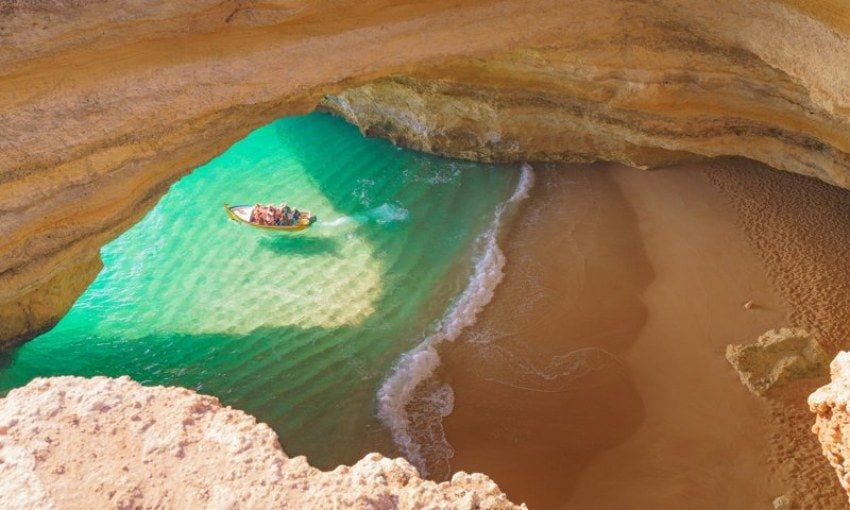 Vista aérea de la cueva de Benagil, Algarve, Portugal