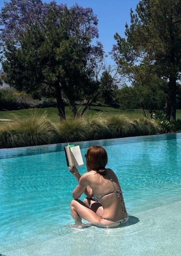 kendall-jenner-leyendo-piscina