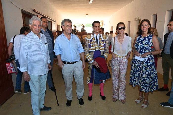 Isabel Preysler y Mario Vargas Llosa en los toros en Estepona