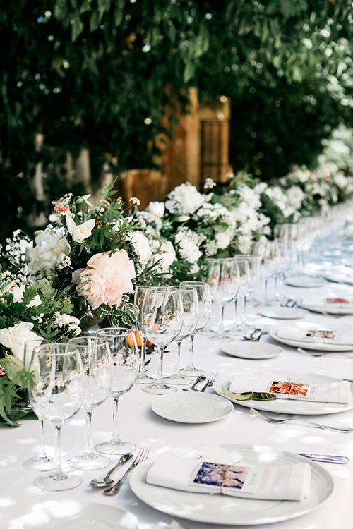 Decoración de mesas de boda con flores blancas