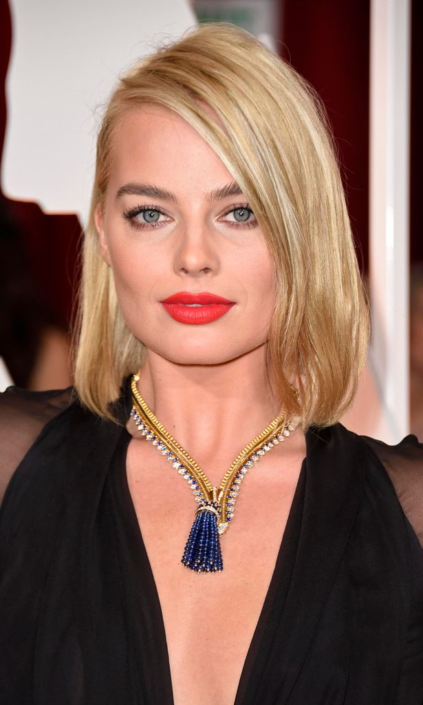 margot robbie entre las celebs con joyas m s impactantes en los oscars