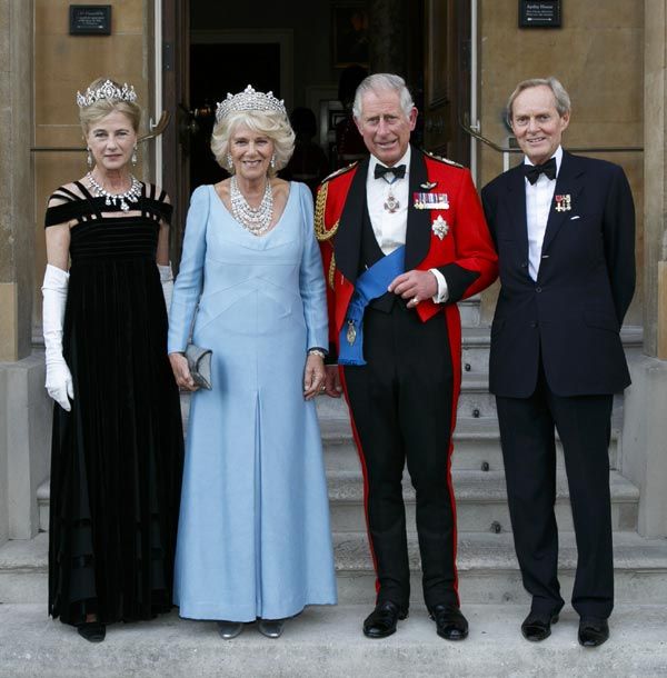 Los padres de la novia, el actual Duque de Wellington, Charles Wellesley, y la princesa Antonia de Prusia, bisnieta del Káiser Guillermo II,mantienen una estrecha amistad con el príncipe Carlos de Inglaterra y a la Duquesa de Cornualles, quienes se espera que acudan a la boda
