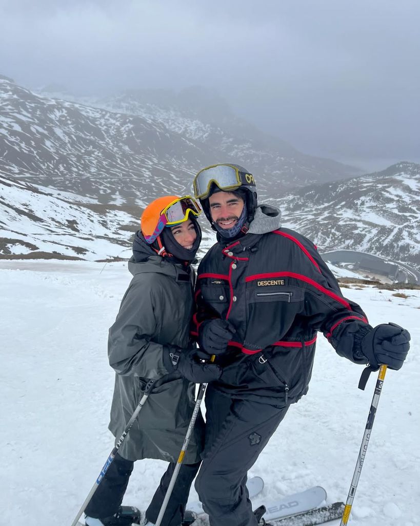 Claudia con su novio, Vicente en la nieve