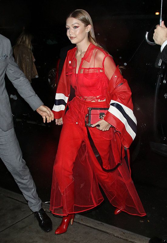 gigi hadid total look rojo 2a