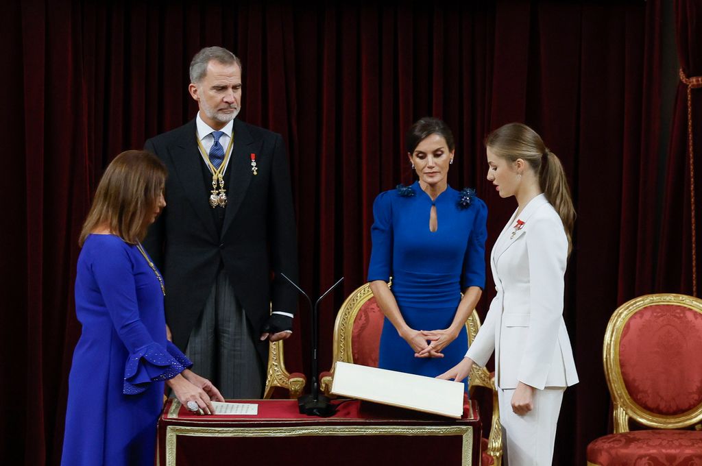 La princesa Leonor jura la Constitución en el día de su mayoría de edad ante el rey Felipe y la reina Letizia