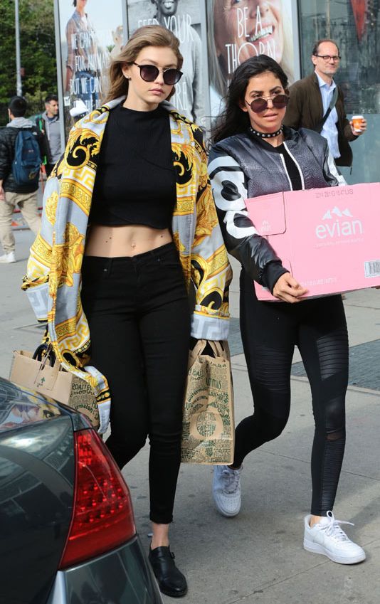 gigi_hadid_crop_top_15a