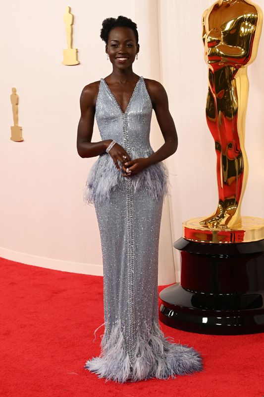 Lupita Nyong’o y Joshua Jackson en los Oscar 2024