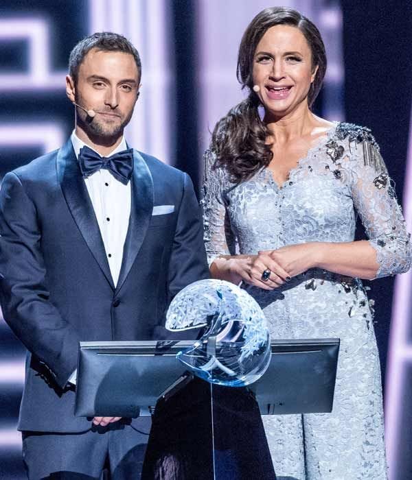 La gala va a estar conducida por Måns Zelmerlöw y Petra Mede, dos conocidos rostros eurovisivos, él además de ser cantante, presentador y actor, fue ganador de la edición de Viena 2015, mientras que ella condujo la gala de 2013
