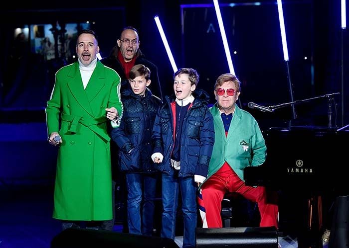 Elton John con sus hijos y su  marido
